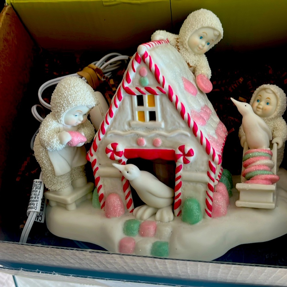 Lovely Xmas Gingerbread House with lights - Picture 1 of 2